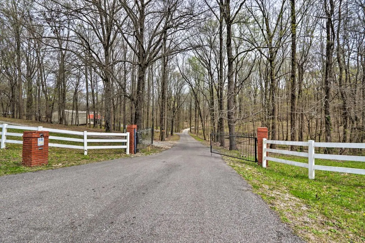 Quiet Memphis Home On 20 Acres 10 Mi To Downtown!